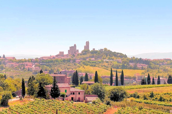 Immerse yourself in San Gimignano, Italy's "Manhattan of the Middle Ages" - Explore its iconic towers, medieval streets, and renowned Vernaccia wine. Discover art, history, and breathtaking Tuscan countryside views.