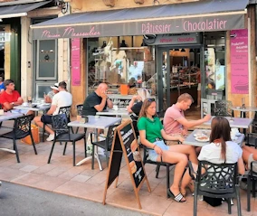 Dive into Dordogne Valley France! Medieval villages, prehistoric caves, & stunning scenery await. Kayak down rivers, explore castles, & savor delicious food & wine. Perfect for history buffs, outdoor enthusiasts, and families.