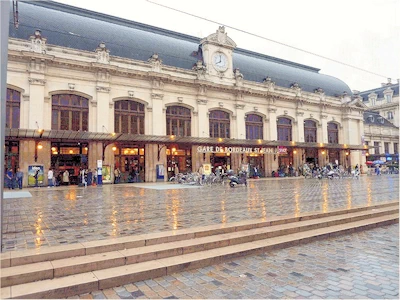 Exploring Bordeaux, France: Wine, history & charm! Wander medieval streets, sip world-class wines, and discover Roman ruins. Foodie paradise & cultural gem await!