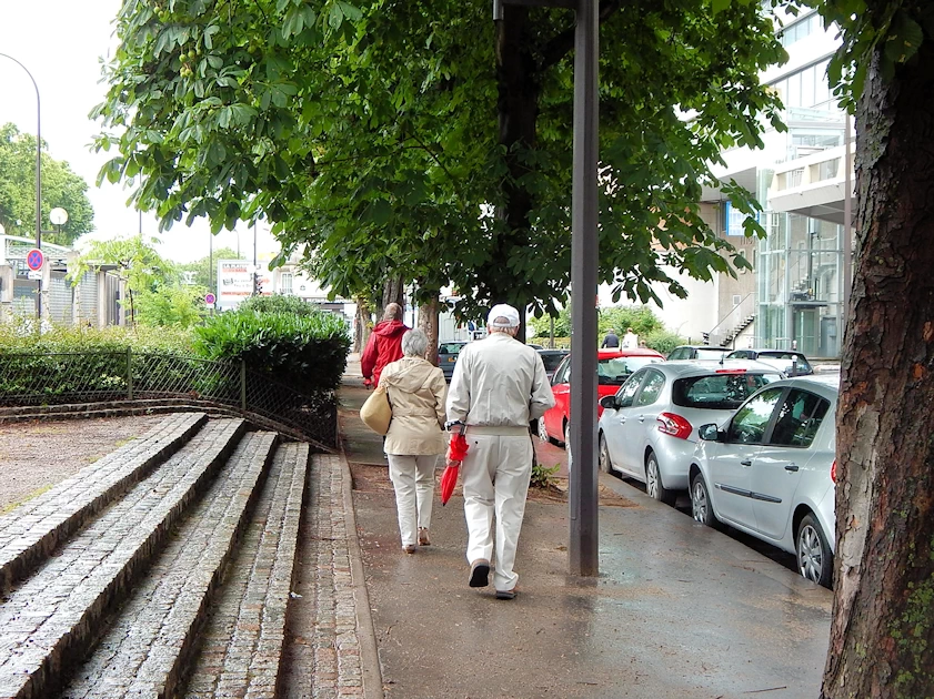 Lets Walk to the Eiffel Tower