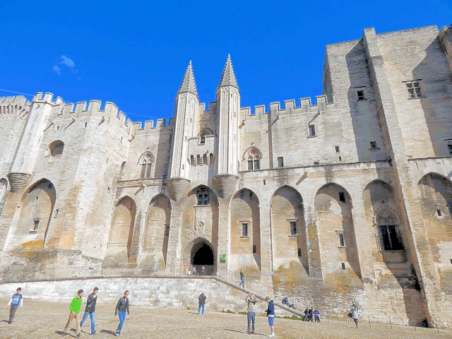 A description and images from a Viking Cruise visit to Avignon