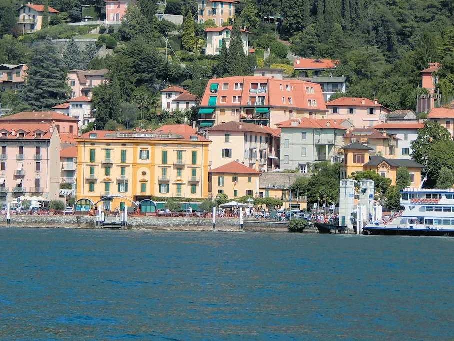 Approaching Bellagio DocksS
