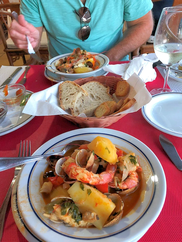Discover the best of Portugal in one week! From the vibrant streets of Lisbon to the stunning beaches of the Algarve, explore top attractions, local cuisine, and hidden gems for an unforgettable Portuguese adventure