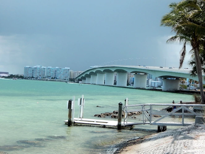 Relaxation Oasis - Explore Bird Key Park's Trails & Scenic Beauty