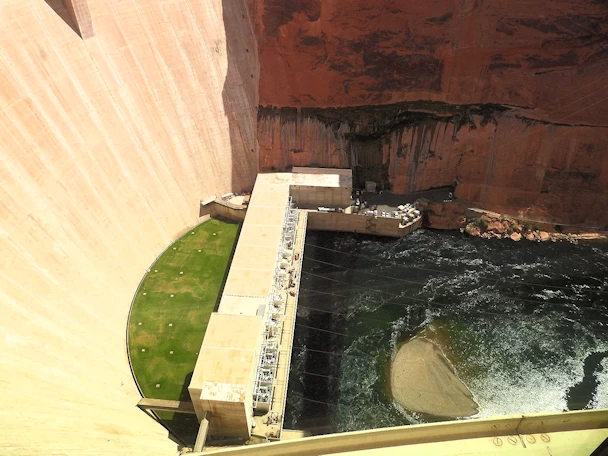 Lake Powell: Glen Canyon Spillway