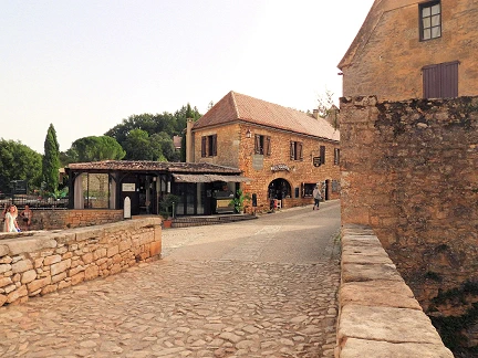 Geography, Châteaux, and Cuisine in the Dordogne River Valley