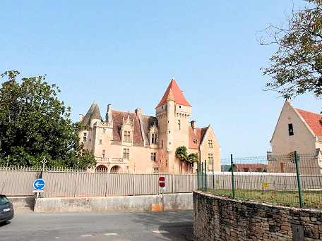 Château des Milandes from Parking Lot
