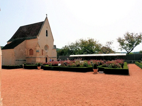 Geography, Châteaux, and Cuisine in the Dordogne River Valley