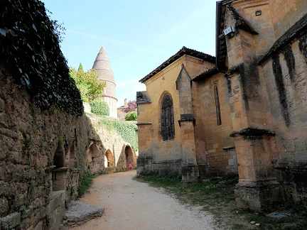 Geography, Châteaux, and Cuisine in the Dordogne River Valley