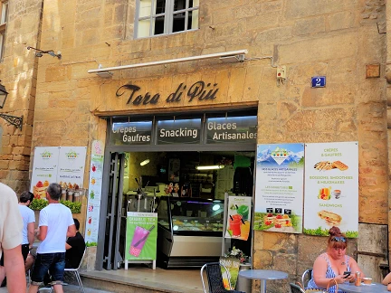 Dive into Dordogne Valley France! Medieval villages, prehistoric caves, & stunning scenery await. Kayak down rivers, explore castles, & savor delicious food & wine. Perfect for history buffs, outdoor enthusiasts, and families.