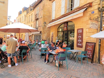 Geography, Châteaux, and Cuisine in the Dordogne River Valley