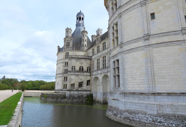 Discover the majestic beauty of Chateau Chambord, the largest Renaissance chateau in the Loire Valley of France. See photos of Chambord 
    and get the tips and information you need to make your visit a successful one.