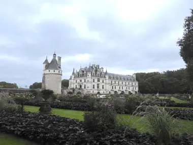Discover Château de Chenonceau, the 'Ladies' castle uniquely built spanning the Cher River in the Loire Valley.  See photos of Chenonceau, watch our movie, and get the tips and logistical information you need to make your visit a successful one.