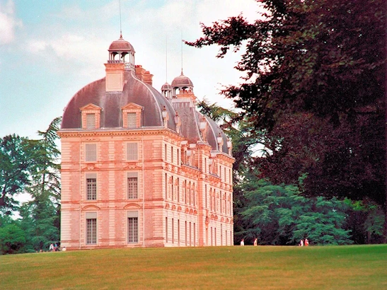 Journey to a Tintin wonderland! Château de Cheverny, inspiration for Captain Haddock's iconic Moulinsart, awaits. Explore its grand rooms, meticulously landscaped gardens, and charming hunting kennels. Perfect for Francophiles, Tintin fans, and anyone seeking a picturesque Loire Valley escape.