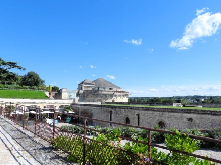 Immerse yourself in French history at Château Royal d'Amboise! Explore a stunning Renaissance masterpiece, favored by kings & Leonardo da Vinci. Unwind in charming Amboise & discover the Loire Valley's rich heritage. Book tickets & plan your unforgettable visit today!