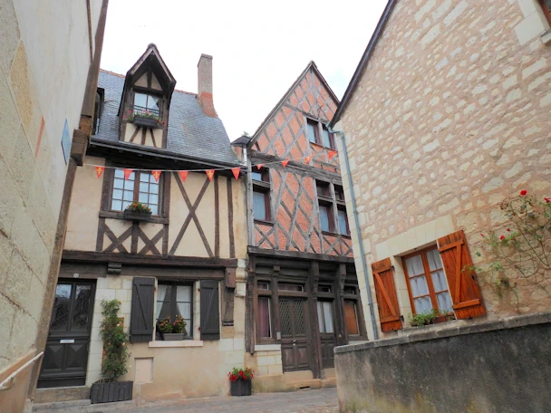 Exploring Chinon