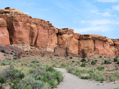 Chaco Canyon: Chaco Cliffs behind the Hungo Pavi