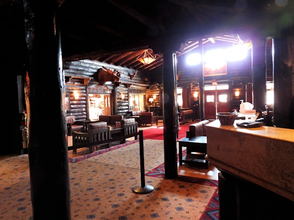 Grand Canyon El Tovar Hotel: Lobby View of Front Entrance