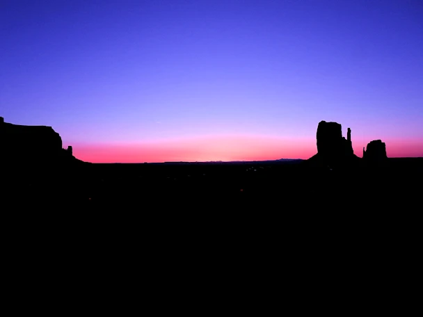 Monument Valley: True Sunset behing The Mittens