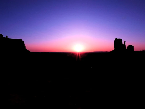 Monument Valley: Sinking Sun behing The Mittens